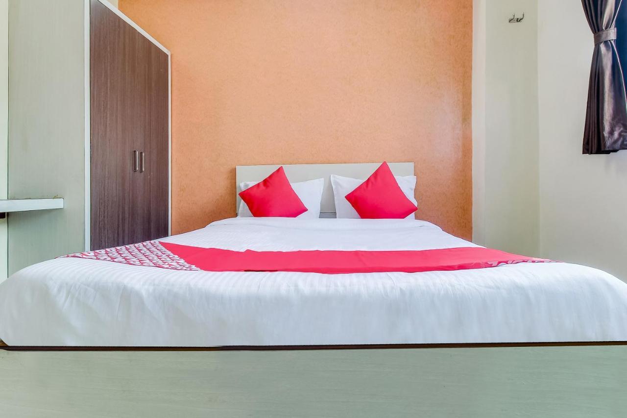 Oyo Flagship 48365 Hotel Shiva'S Castle Chalisgaon Exterior photo