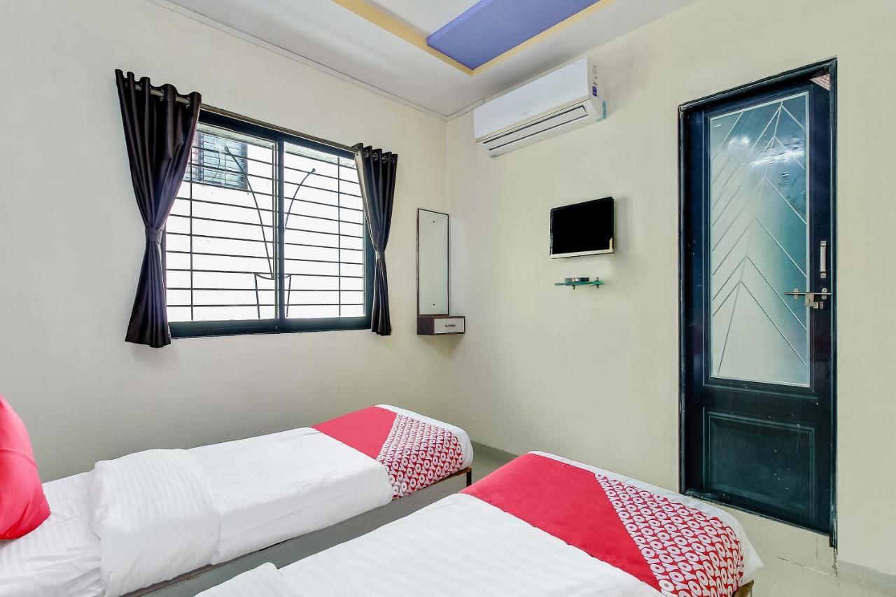 Oyo Flagship 48365 Hotel Shiva'S Castle Chalisgaon Exterior photo