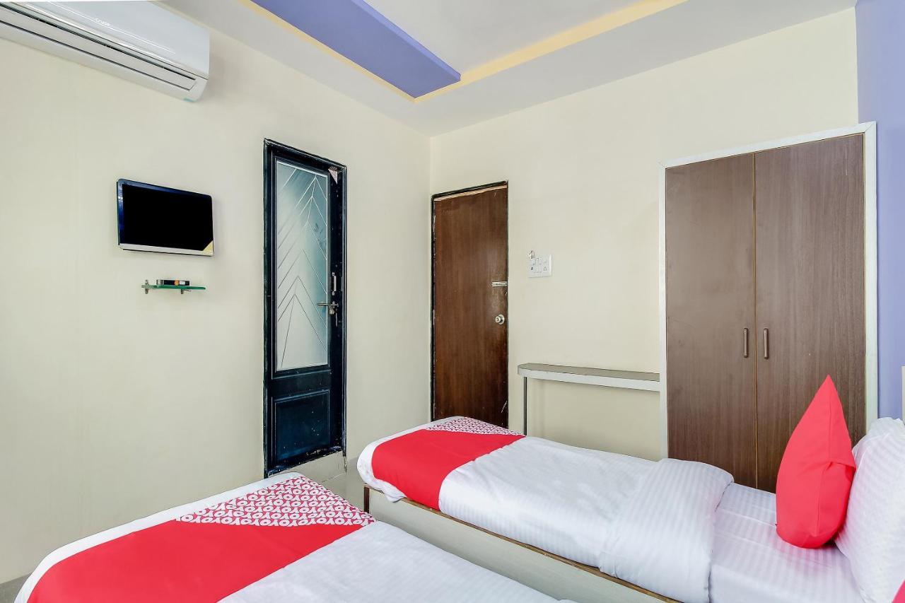 Oyo Flagship 48365 Hotel Shiva'S Castle Chalisgaon Exterior photo