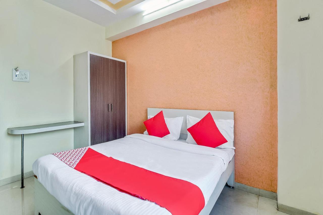 Oyo Flagship 48365 Hotel Shiva'S Castle Chalisgaon Exterior photo