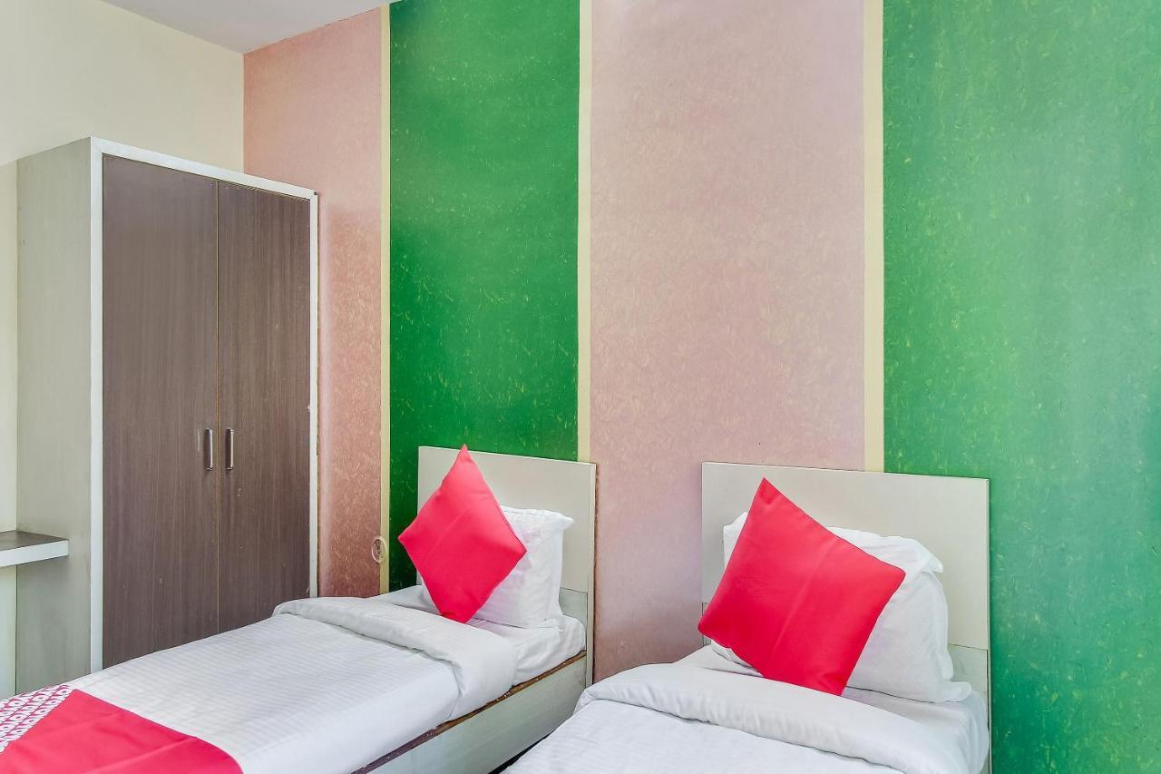 Oyo Flagship 48365 Hotel Shiva'S Castle Chalisgaon Exterior photo