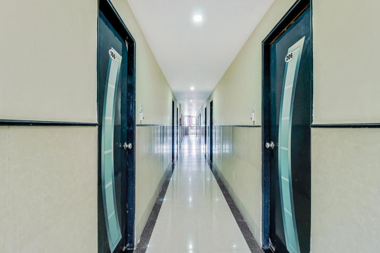 Oyo Flagship 48365 Hotel Shiva'S Castle Chalisgaon Exterior photo